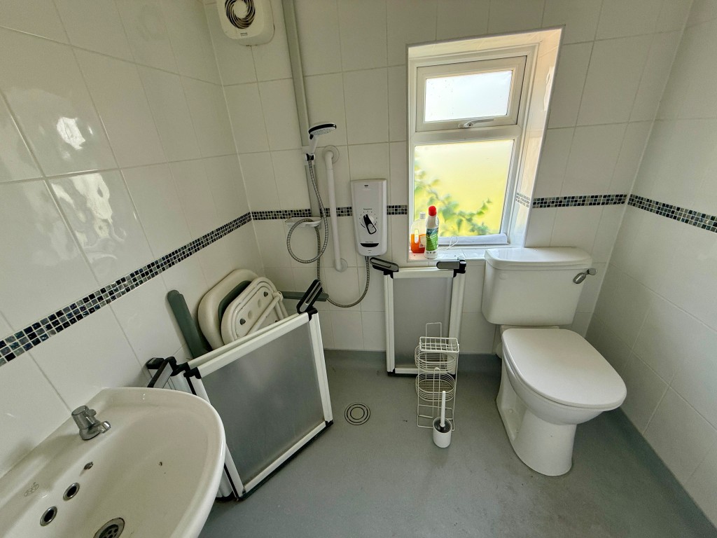 Lot: 217 - MID-TERRACE HOUSE FOR IMPROVEMENT - Wet room with W.C.